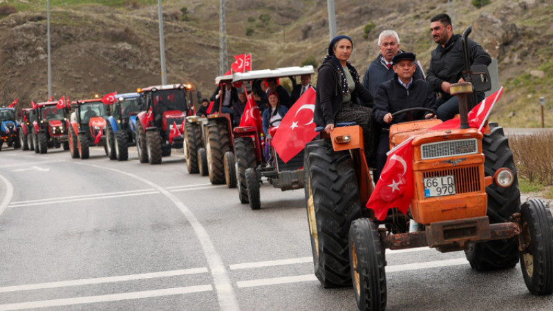 Miting Alanına Traktörle Girdi: “Milletin İradesi Yolda Kalmayacak”