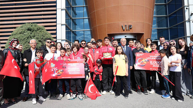 Talas Belediye Meclisi'nde Teknofest Şampiyonları Rüzgarı Esti