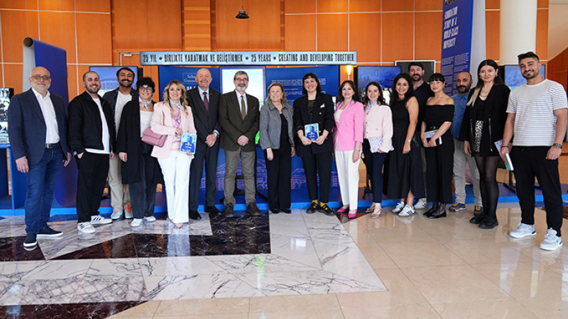 Yaşayan Anlar: 25 Yılın Retrospektifi