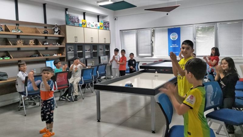 Talas Belediyesi’nden Geleceğin Teknoloji Yıldızlarına Yaz Desteği