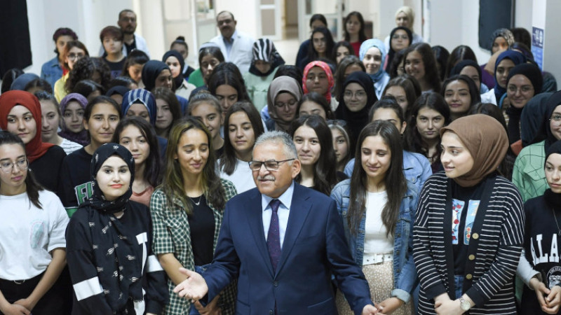 Büyükkılıç’tan, 10 Bin Öğrenciye 42 Milyon Tl’lik Kırtasiye Ve Beslenme Desteği