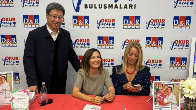 Çinli yayınevinden Bade İşçil ve Ömür Sabuncuoğlu’na Davet