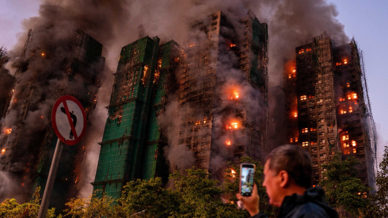 128 kişinin hayatını kaybettiği 31 katlı 8 bloklu sitedeki yangın aydınlatılıyor