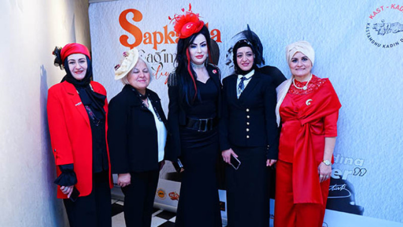 Şapkalarıyla Çağlarını Selamladılar