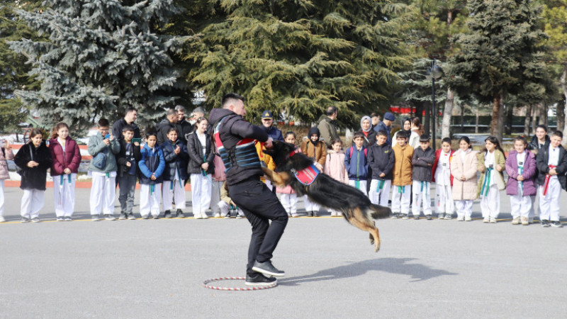 ERVA sporcuları asayişte kullanılan köpeklerin gösterisini büyük ilgi ile izledi 