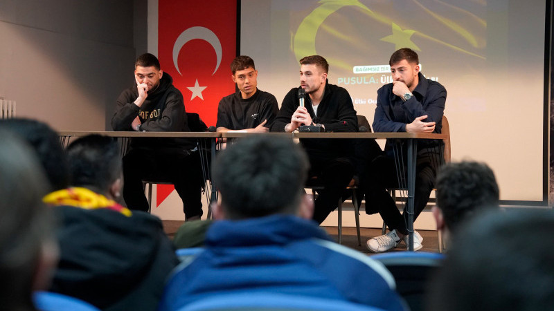 Kayserisporlu futbolcular öğrencilerle buluştu