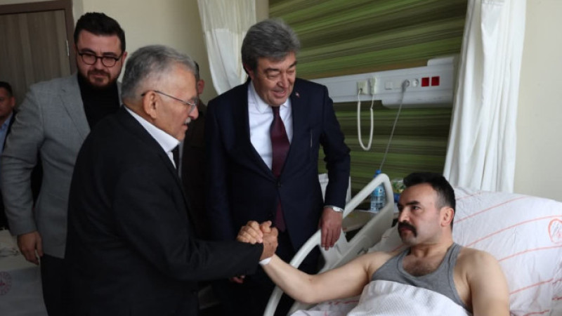 AK Partili milletvekilleri ile Büyükkılıç'tan yaralı polis memuruna ziyaret