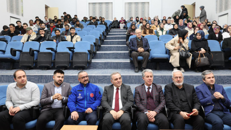 Rektör Prof. Dr. Altun, Öğrencilerle Kitap Tahlili Yaptı