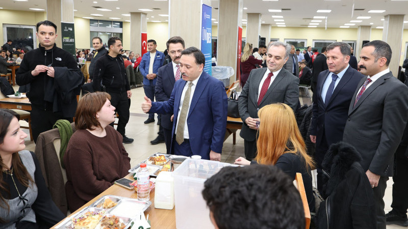 Vali Gökmen Çiçek, ERÜ Öğrencileri ile İftar Yaptı