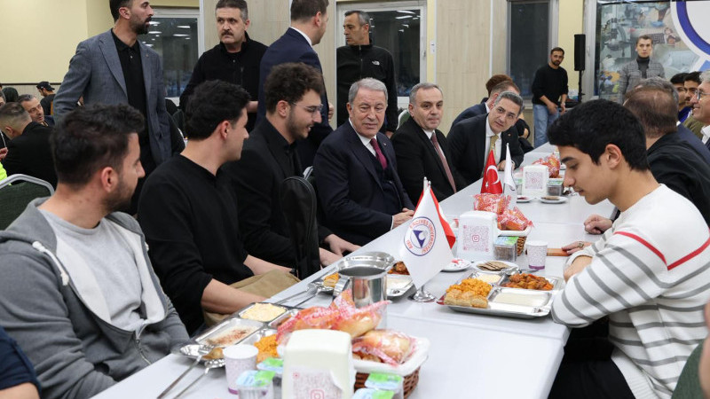 TBMM Milli Savunma Komisyonu Başkanı Akar, ERÜ Öğrencileri ile İftarda Buluştu
