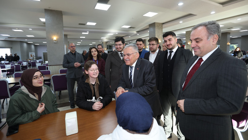 Başkan Büyükkılıç, ERÜ Öğrencileri İle İftar Bereketini Paylaştı