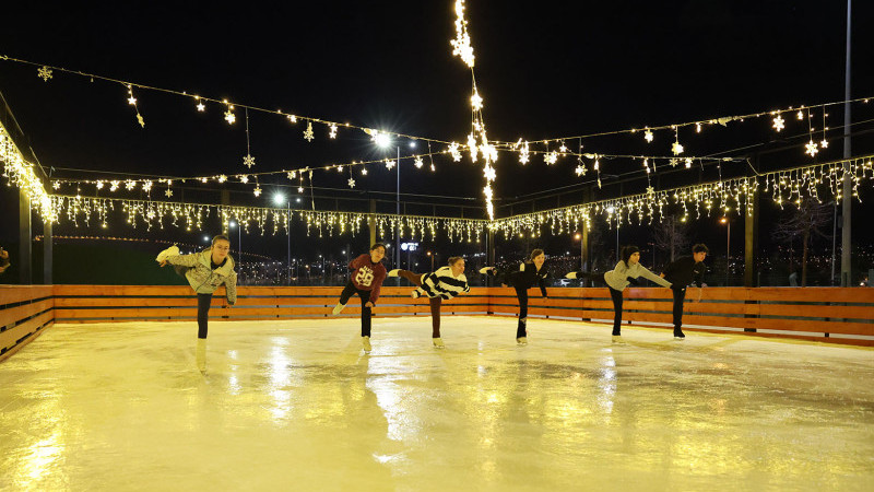 Büyükşehir İle Açık Hava Buz Pisti Heyecanı Başlıyor: Açılışa Özel Bayram Sonuna Kadar Ücretsiz