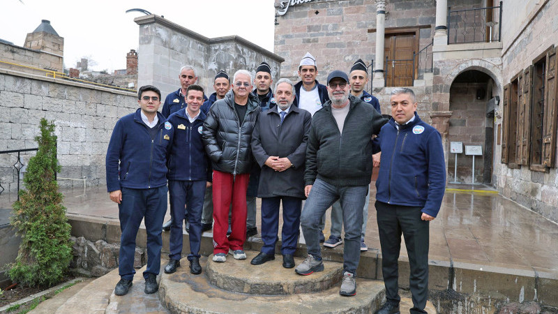        Zafer Algöz’den Sahaflar Çarşısı’na Tam Not