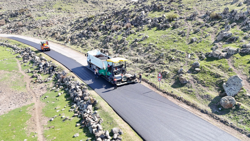 Hürmetçi’de “Büyükşehir” Dokunuşu; Sıcak Asfalt, Çevre Temizliği Ve Yeşil Alan Atağı