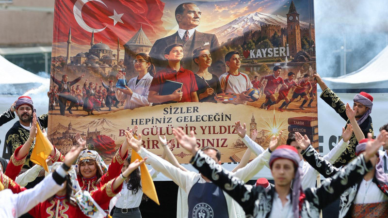 Başkan Büyükkılıç, 19 Mayıs Kutlamalarında Gençlerin Coşkusuna Ortak Oldu