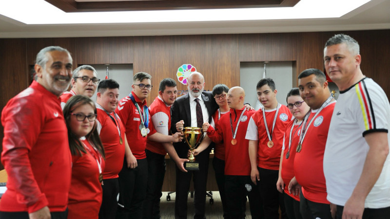 Başkan Çolakbayrakdar, Kocasinan’ın Altın Sporcularını Ağırladı