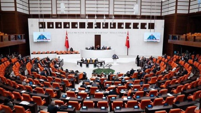 Mecliste milletvekili istifalarının ardından sandalye dağılımı değişti