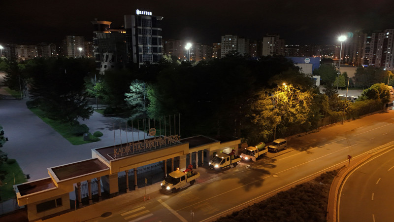 Büyükşehir’den Gece Mesaisi; Kent Genelinde İlaçlama Çalışmaları Aralıksız Sürüyor
