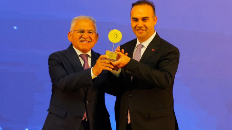 Başkan Büyükkılıç, Türkiye'de İlk Olan Res Projesiyle Bakan Kacır'ın Elinden “Ödül” Aldı