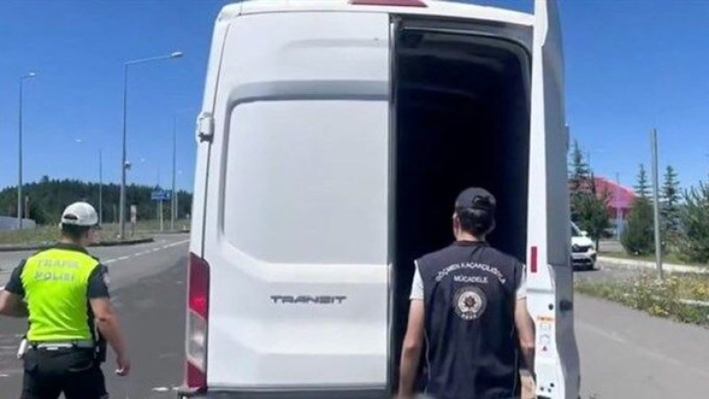İçişleri Bakanlığı: 81 İlde Denetimlerde 25 Göçmen Kaçakçılığı Organizatörü ve 355 Düzensiz Göçmen Yakalandı