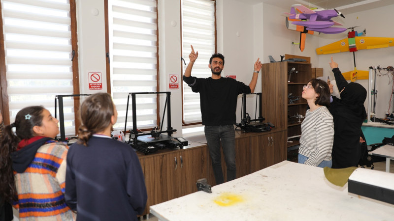 Kocasinan İnovasylon Merkezi’nde gençler insansız hava araçları da üretiyor