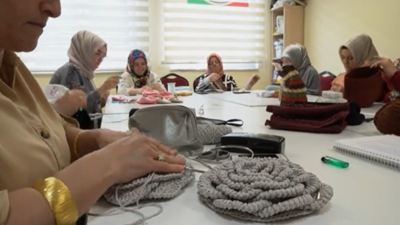 Kadın kursiyerlere oyuncak yapımı da öğretiliyor